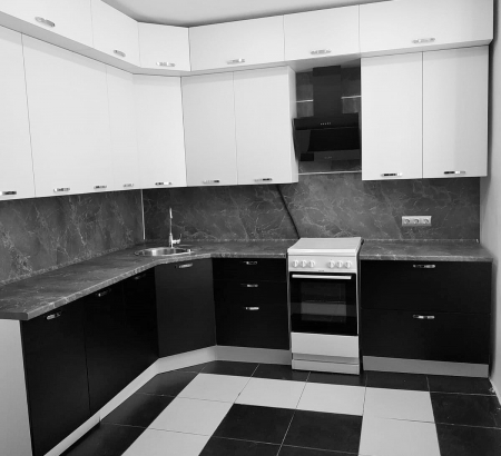 Угловая кухня в черно-белой гамме