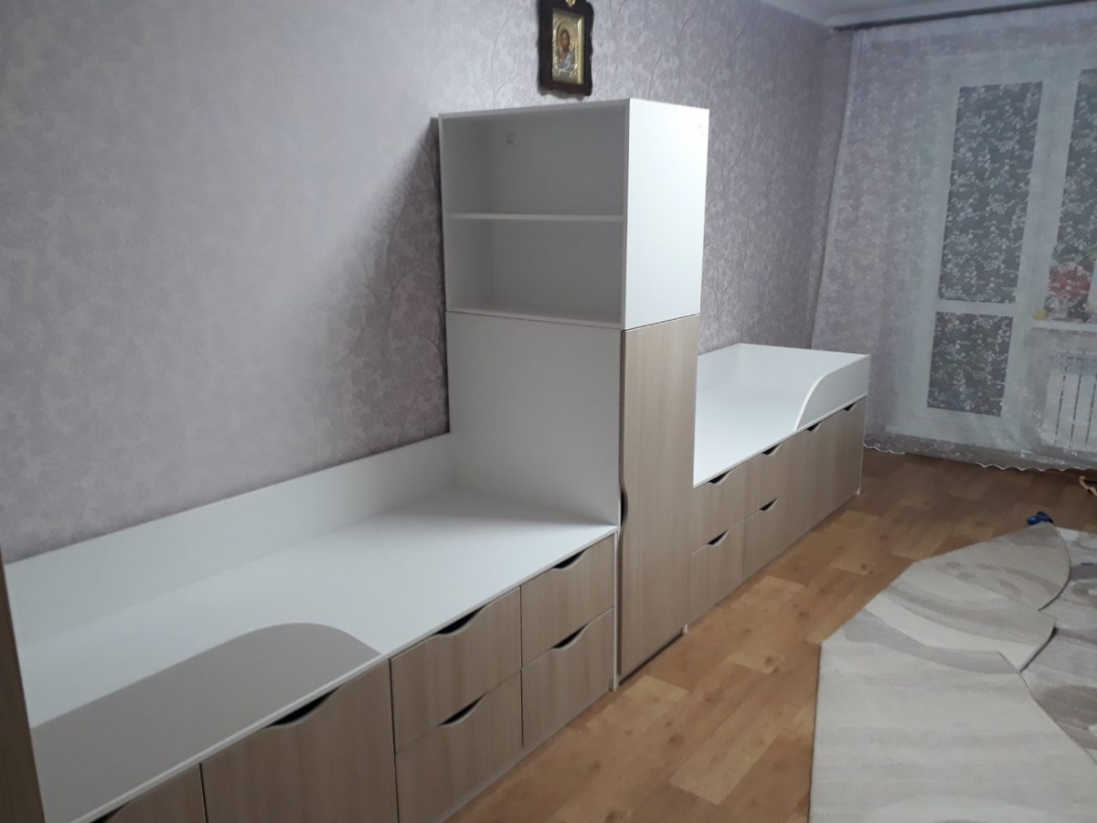 Детская с выдвижными ящиками и стеллажом