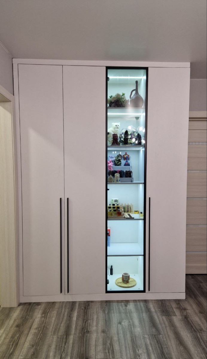 Шкаф с витриной для гостиной