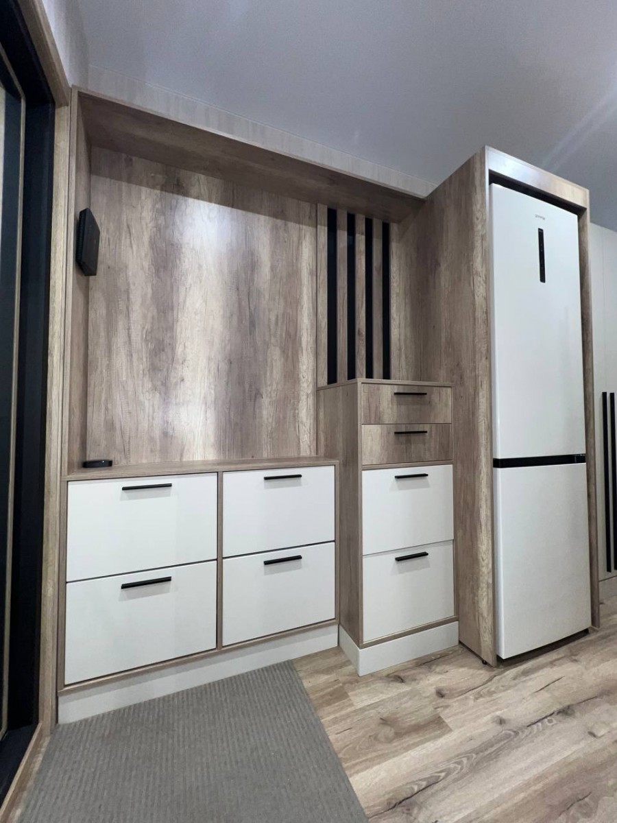 Прихожая с нишей для холодильника