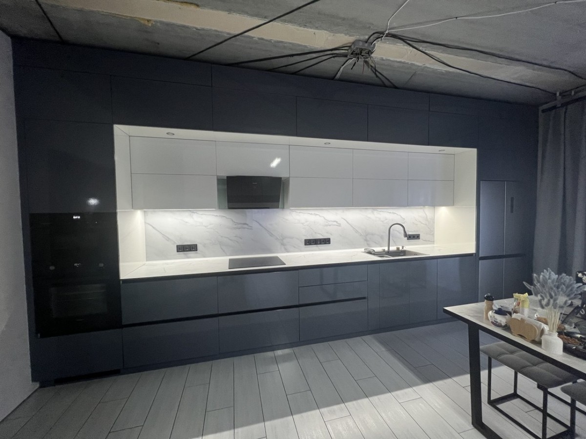 Кухня с глянцевыми фасадами Кухня с глянцевыми фасадами