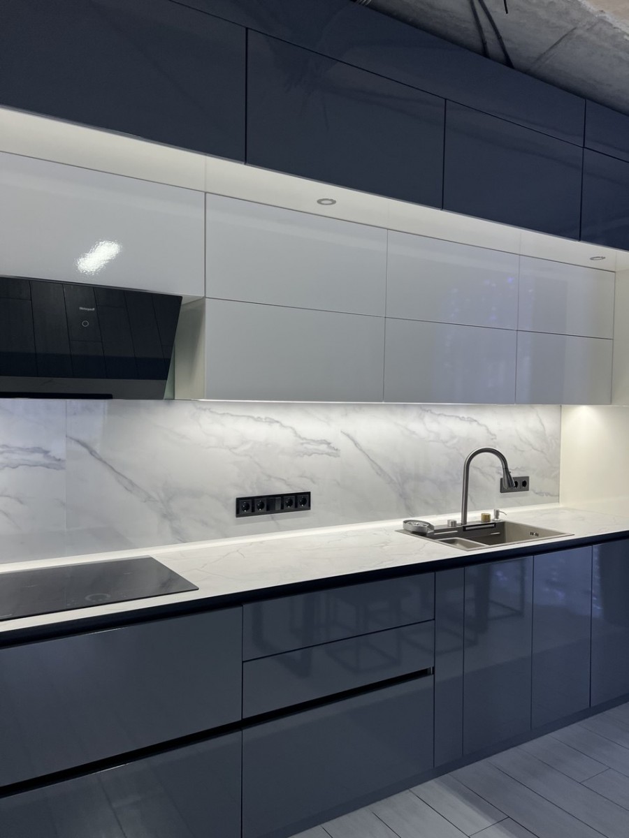 Кухня с глянцевыми фасадами Кухня с глянцевыми фасадами