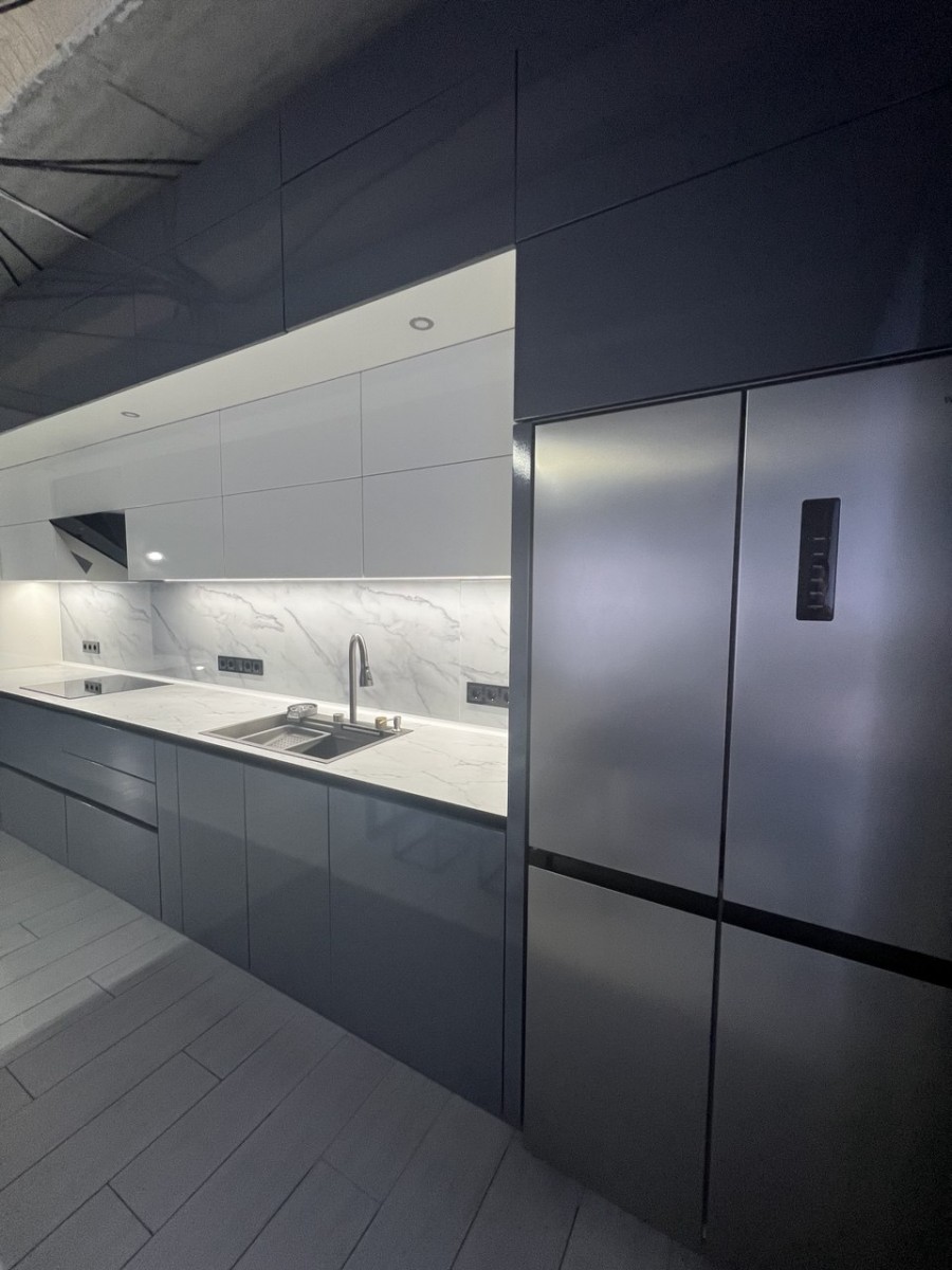 Кухня с глянцевыми фасадами Кухня с глянцевыми фасадами