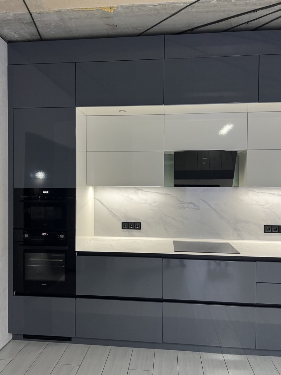 Кухня с глянцевыми фасадами Кухня с глянцевыми фасадами