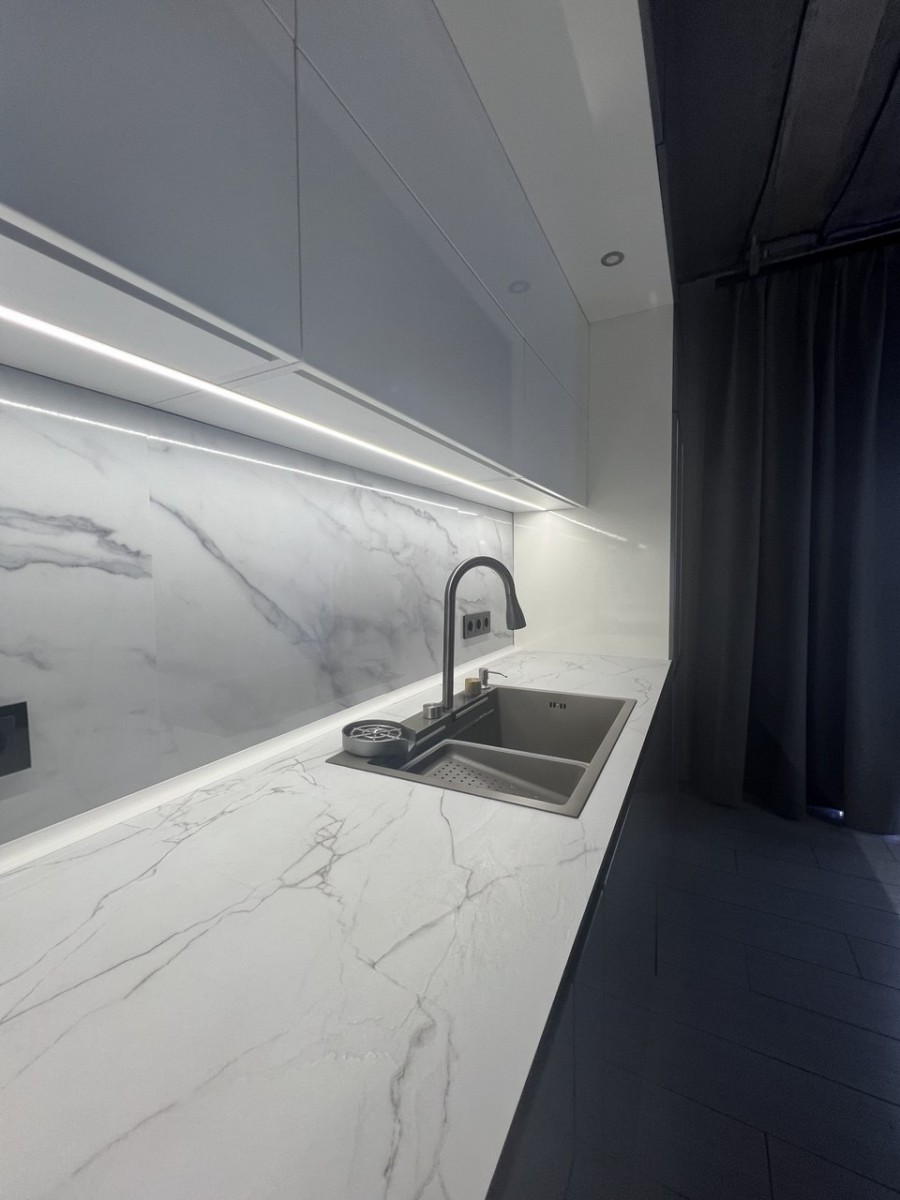 Кухня с глянцевыми фасадами Кухня с глянцевыми фасадами