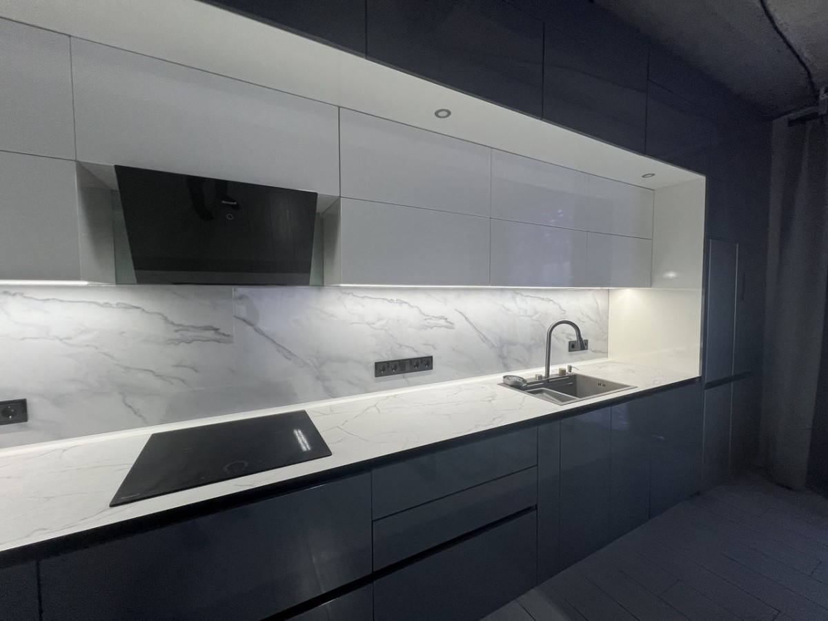 Кухня с глянцевыми фасадами Кухня с глянцевыми фасадами