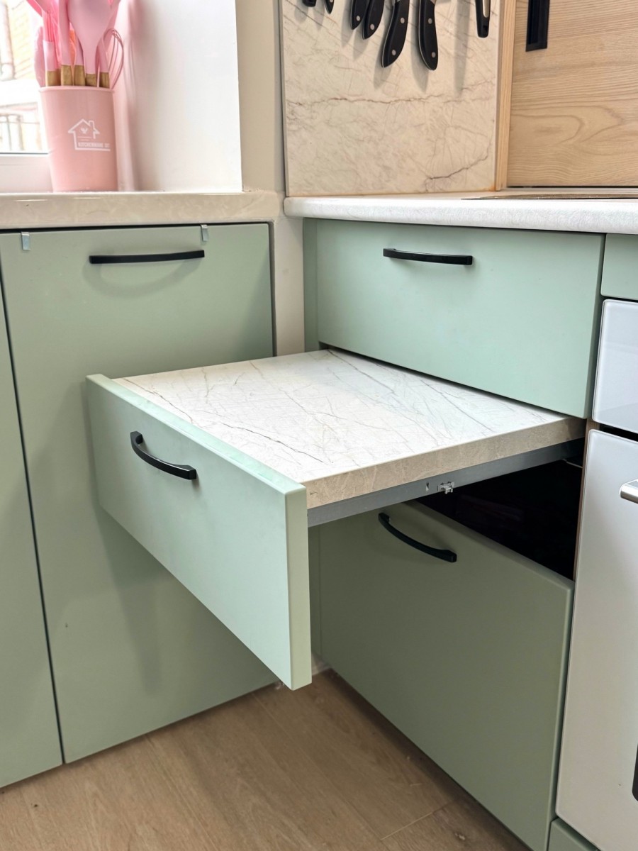 Кухня с раздвижным фартуком Кухня с раздвижным фартуком