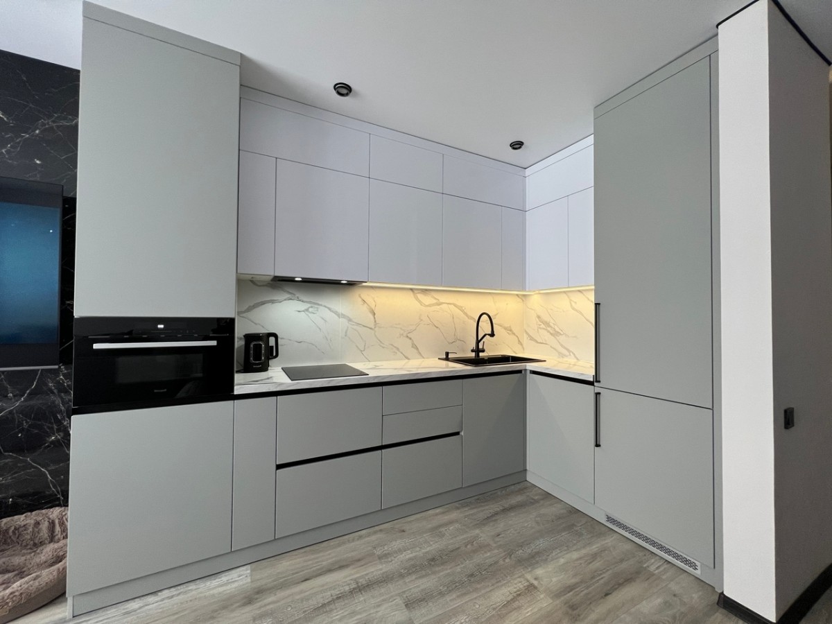 Кухня Белоснежный глянец/Силк серый