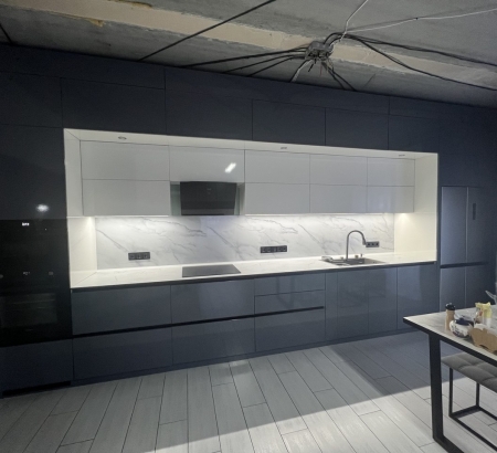 Кухня с глянцевыми фасадами